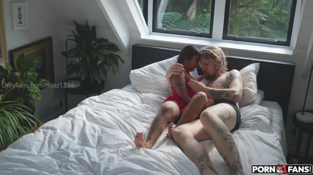 ⁣Adorable Mia Z Gets Creampied On The Bed