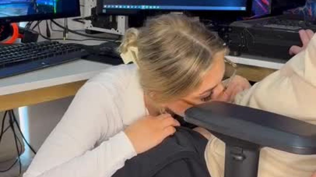 ⁣Hot College Girl Soley.urs Surprises Her Boyfriend